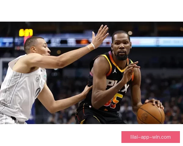 詹姆斯高效轰下14中13表现惊艳杜兰特称他能再打四到五年